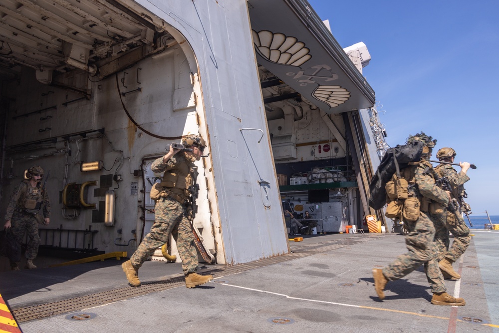 USS Green Bay rehearses Defense of the Amphibious Task Force