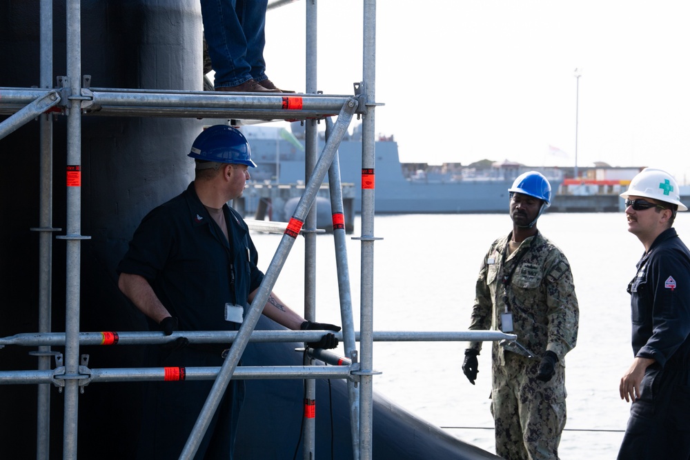 Sailors Aboard USS Hawaii Build Scaffolding at HMAS Stirling