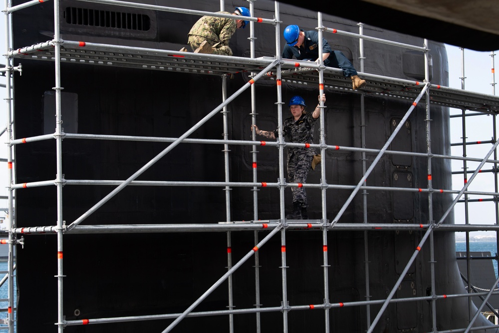 Sailors Aboard USS Hawaii Build Scaffolding at HMAS Stirling