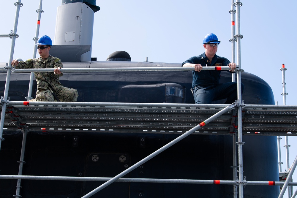 Sailors Aboard USS Hawaii Build Scaffolding at HMAS Stirling