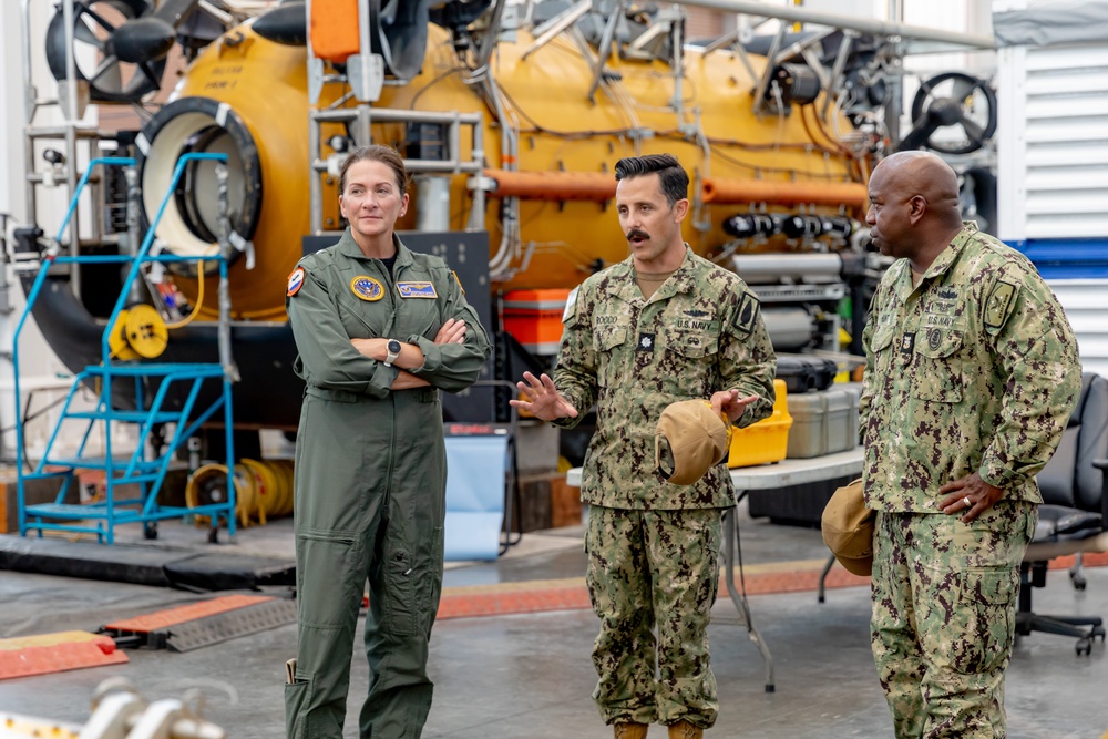 16th Chief of Navy Reserve tours Undersea Rescue Command