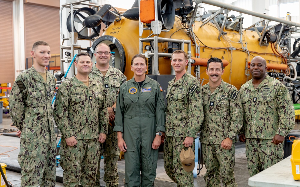 16th Chief of Navy Reserve tours Undersea Rescue Command