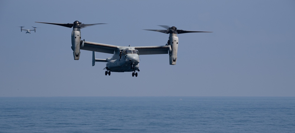 Commandant of the Marine Corps / Sergeant Major of the Marine Corps Visit USS America (LHA 6)