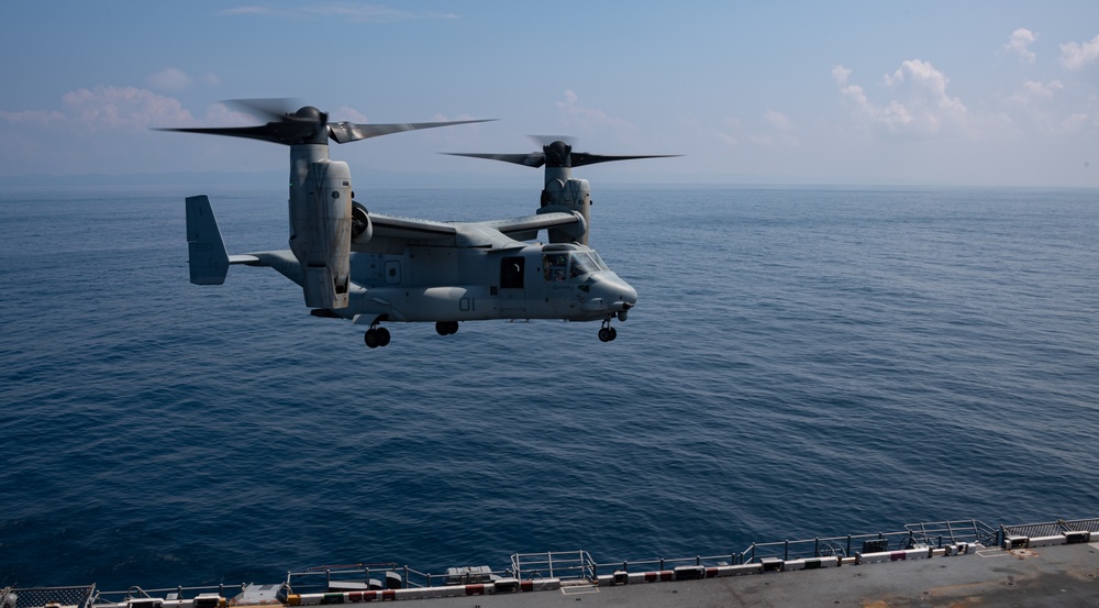 Commandant of the Marine Corps / Sergeant Major of the Marine Corps Visit USS America (LHA 6)