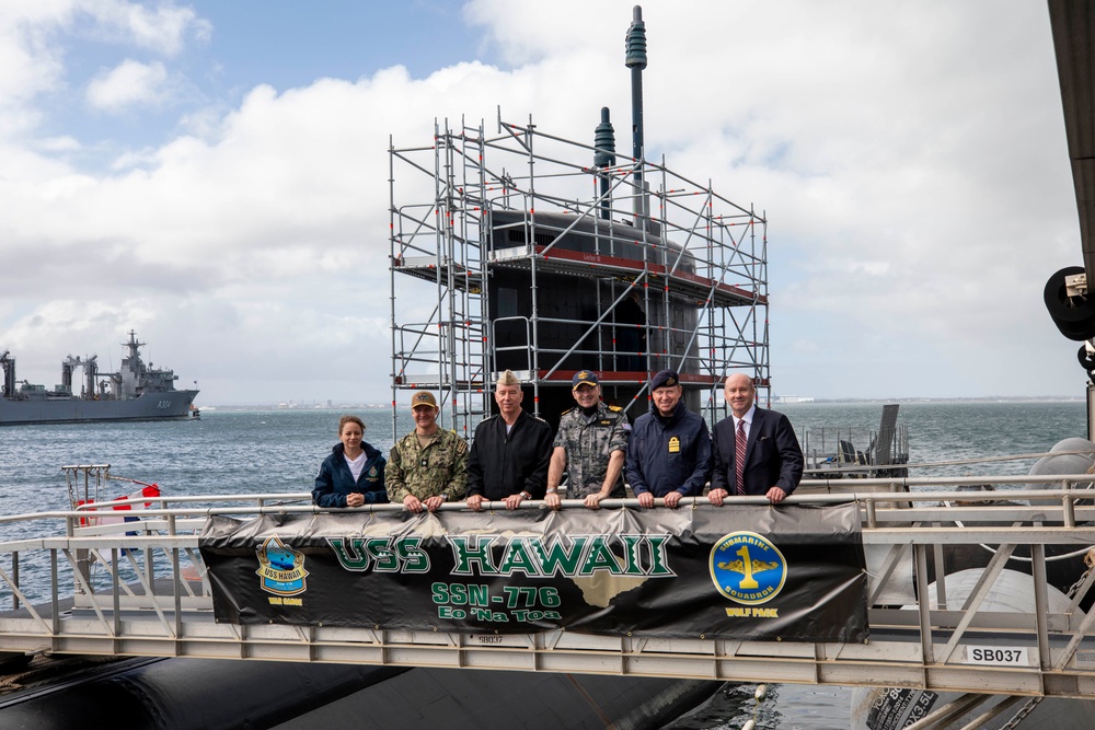 Distinguished Visitors Tour HMAS Stirling and USS Hawaii
