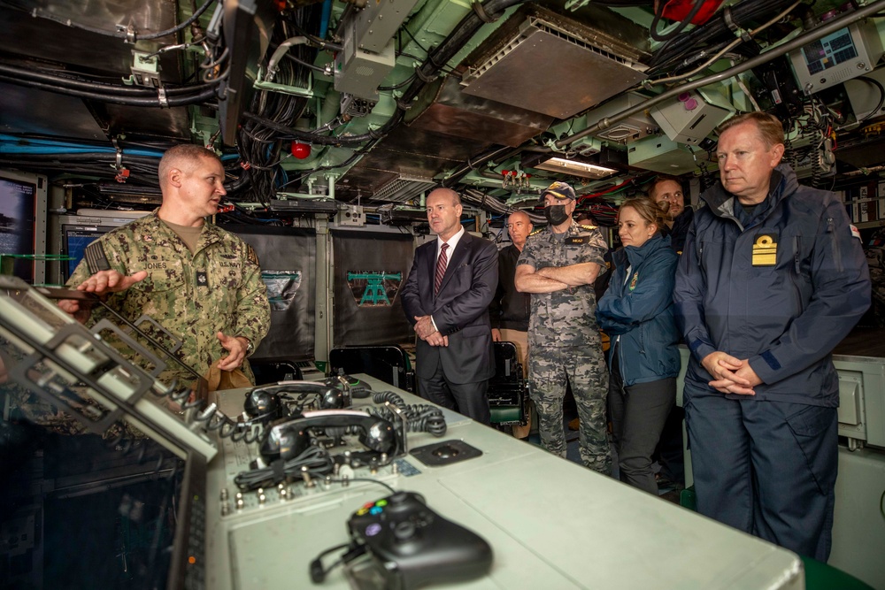 Distinguished Visitors Tour HMAS Stirling and USS Hawaii