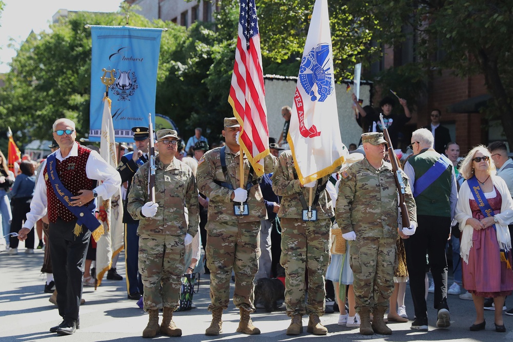 Chicago’s 2024 Steuben Parade welcomes Army Reserve Soldier as honored guest