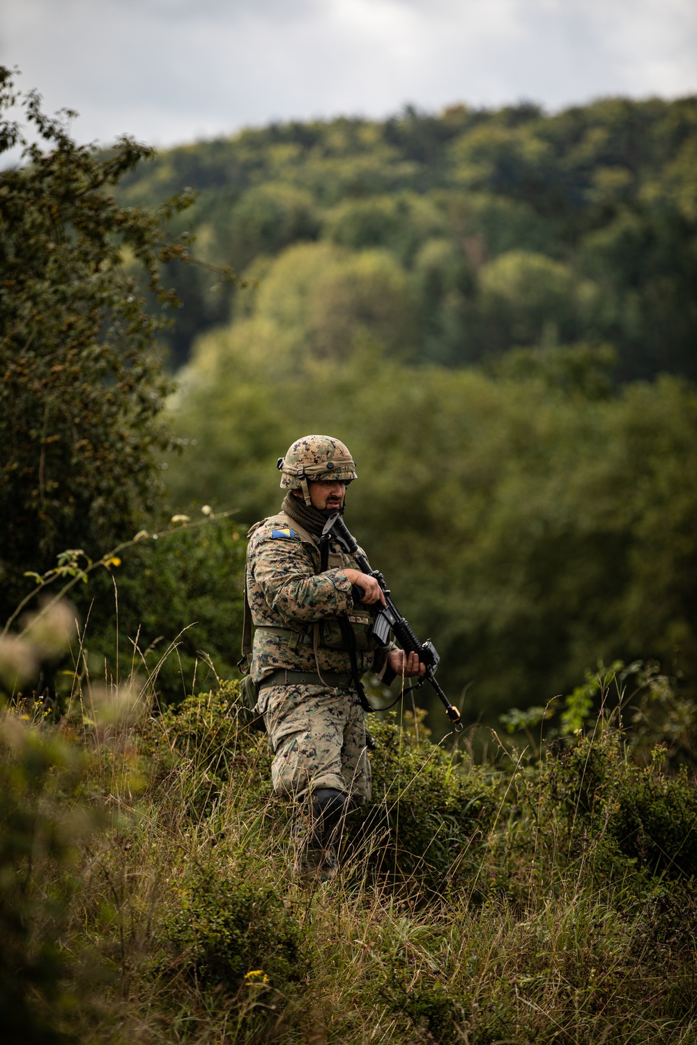 Bosnian soldier holds security of prisoners