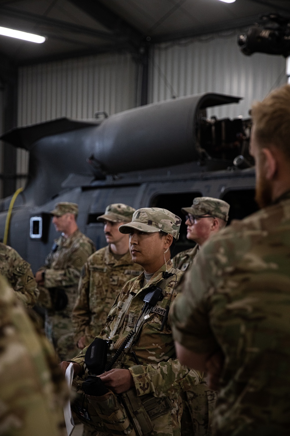 Chief warrant officer briefs U.S. and British soldiers