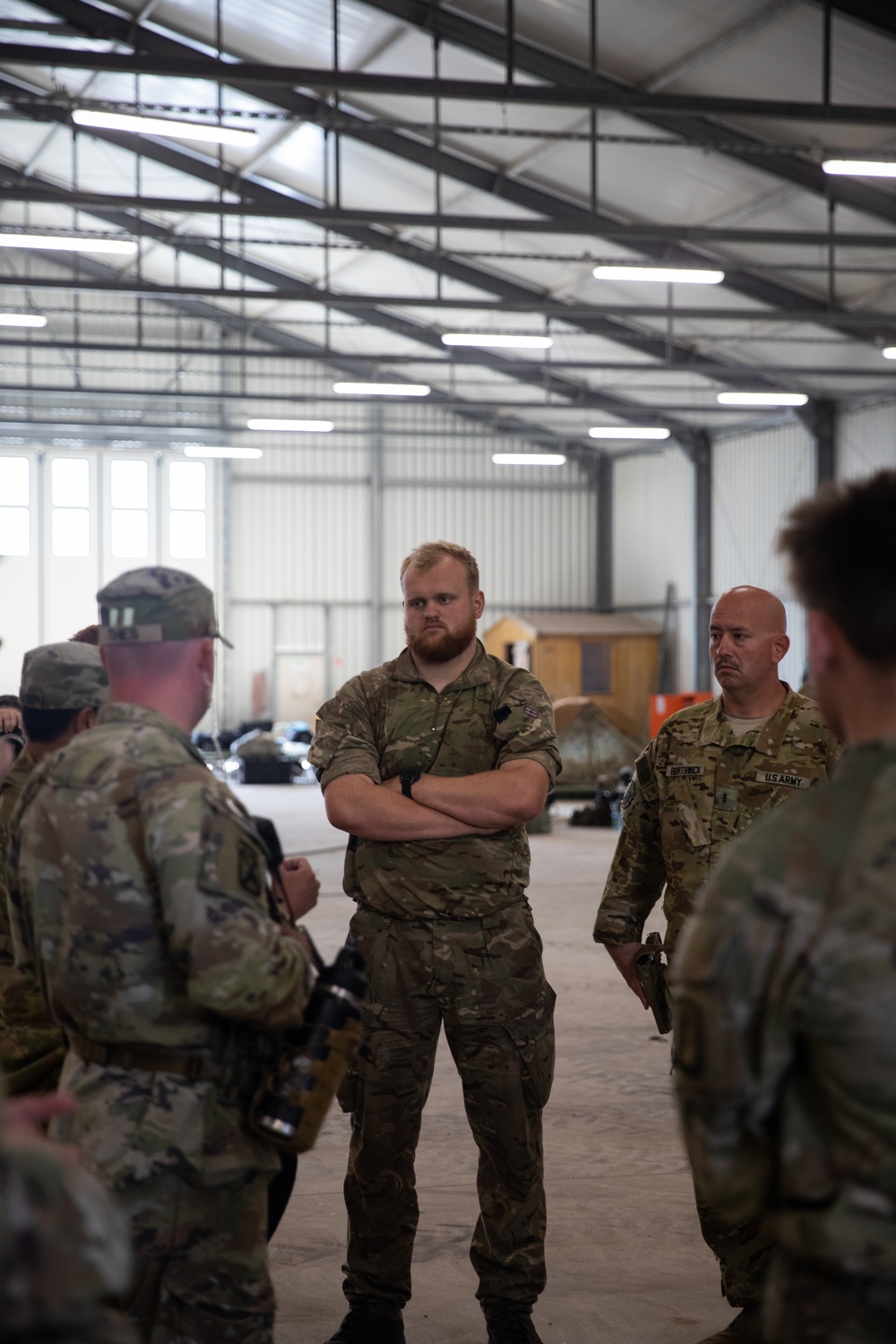 Chief warrant officer briefs U.S. and British soldiers