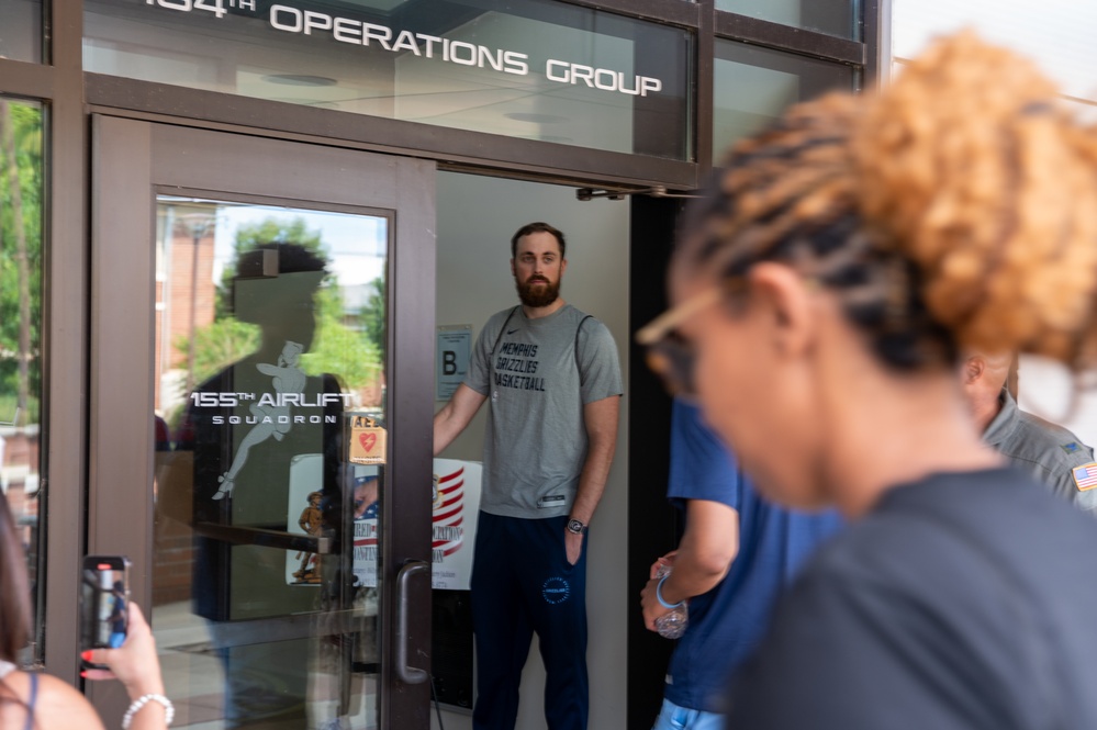 Grizzlies visit the 164th AW!