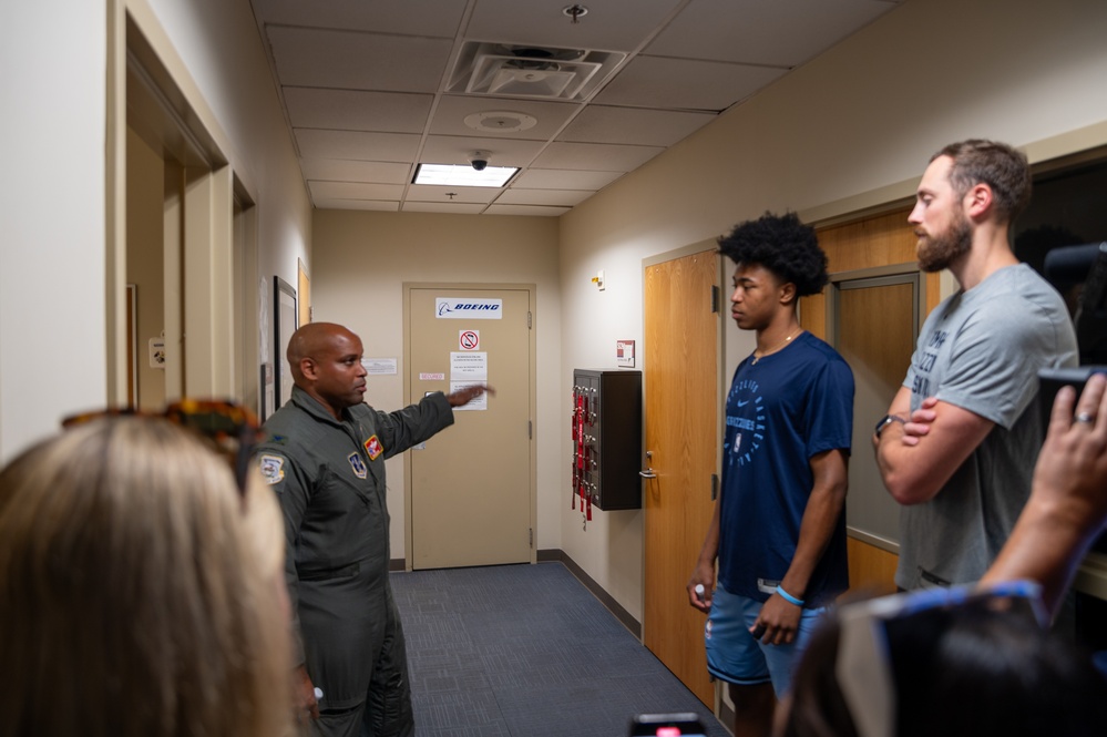 Grizzlies visit the 164th AW!