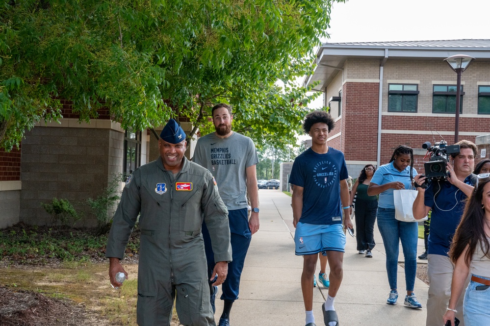 Grizzlies visit the 164th AW!