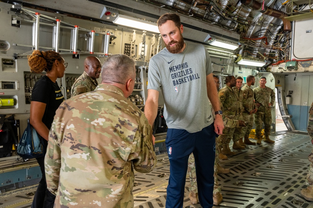 Grizzlies visit the 164th AW!