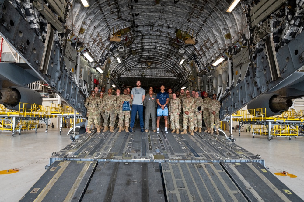 Grizzlies visit the 164th AW!