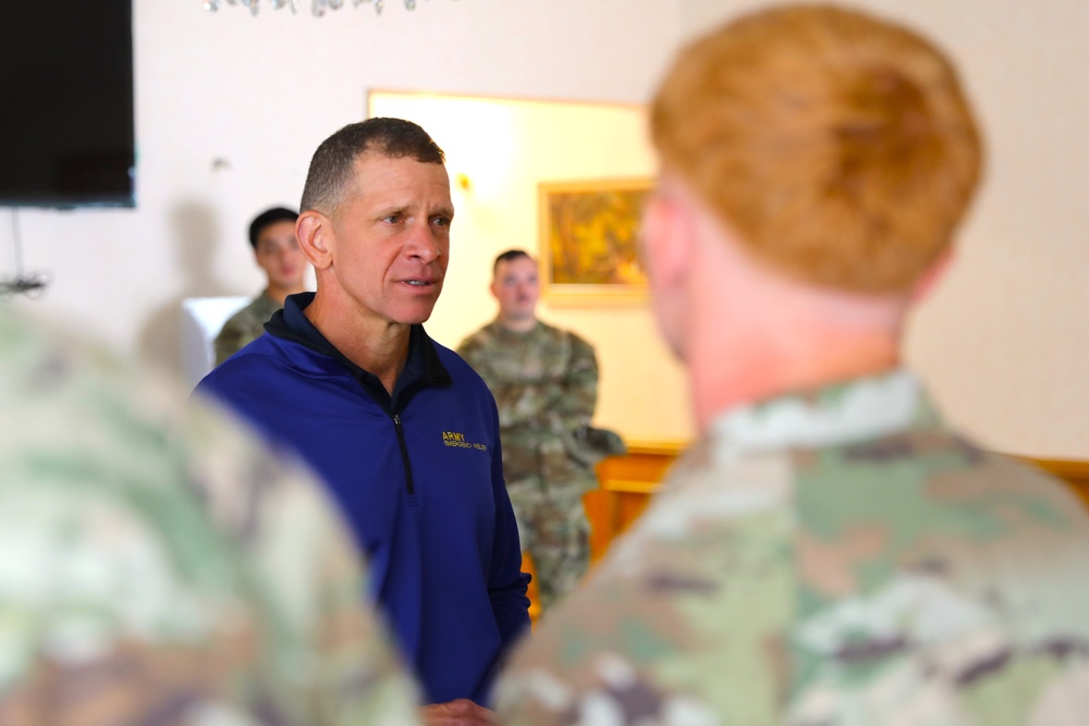 16th SMA (Ret.) meets with U.S. Army Europe and Africa Best Squad Competition Winners