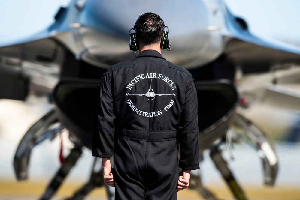 PACAF F-16 Demo Team participates in Arctic Thunder Open House