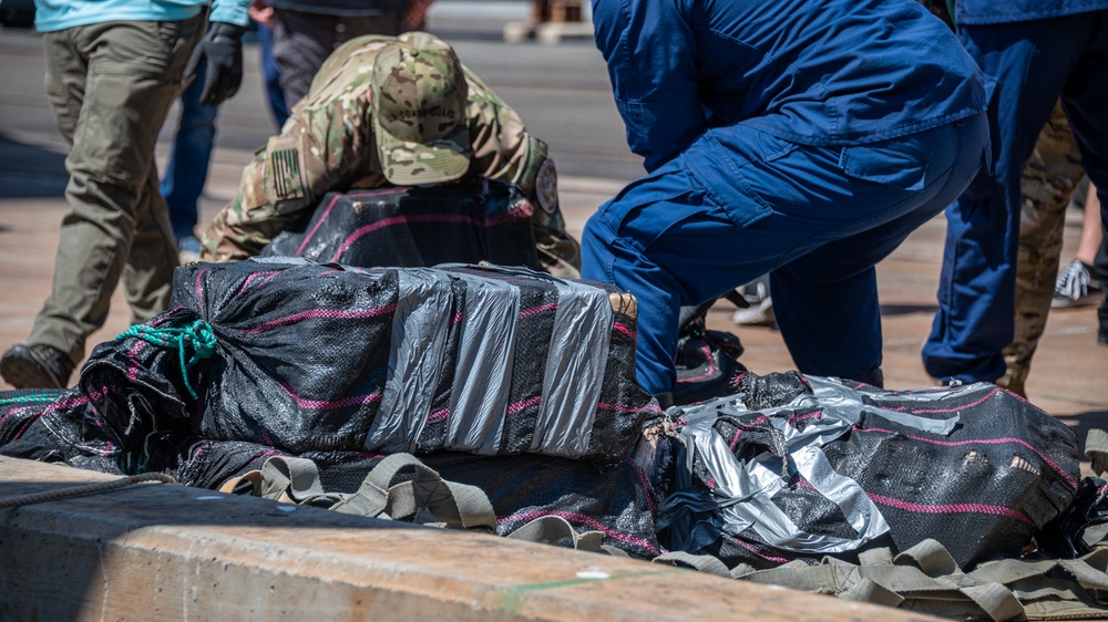 U.S. Coast Guard receives drug bust and offload from Royal Canadian Navy