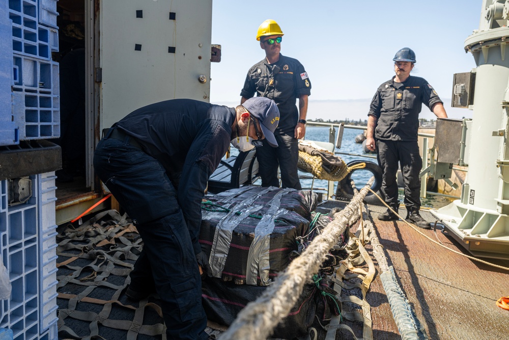 U.S. Coast Guard receives drug bust and offload from Royal Canadian Navy