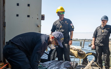 U.S. Coast Guard receives drug bust and offload from Royal Canadian Navy