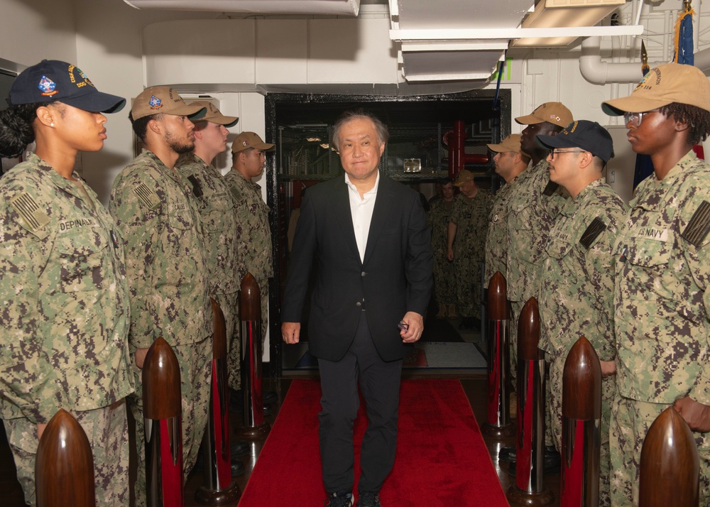 Japan National Security Advisor Visits DESRON 15