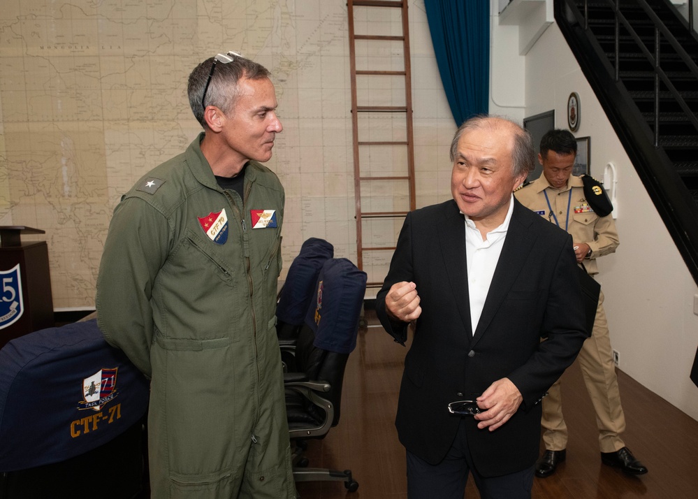 Japan National Security Advisor Visits DESRON 15