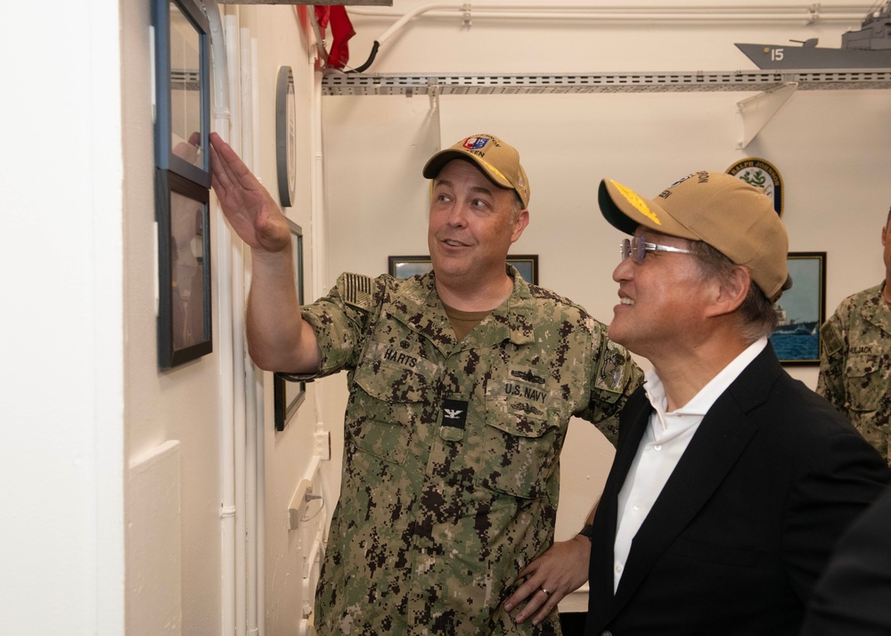 Japan National Security Advisor Visits DESRON 15