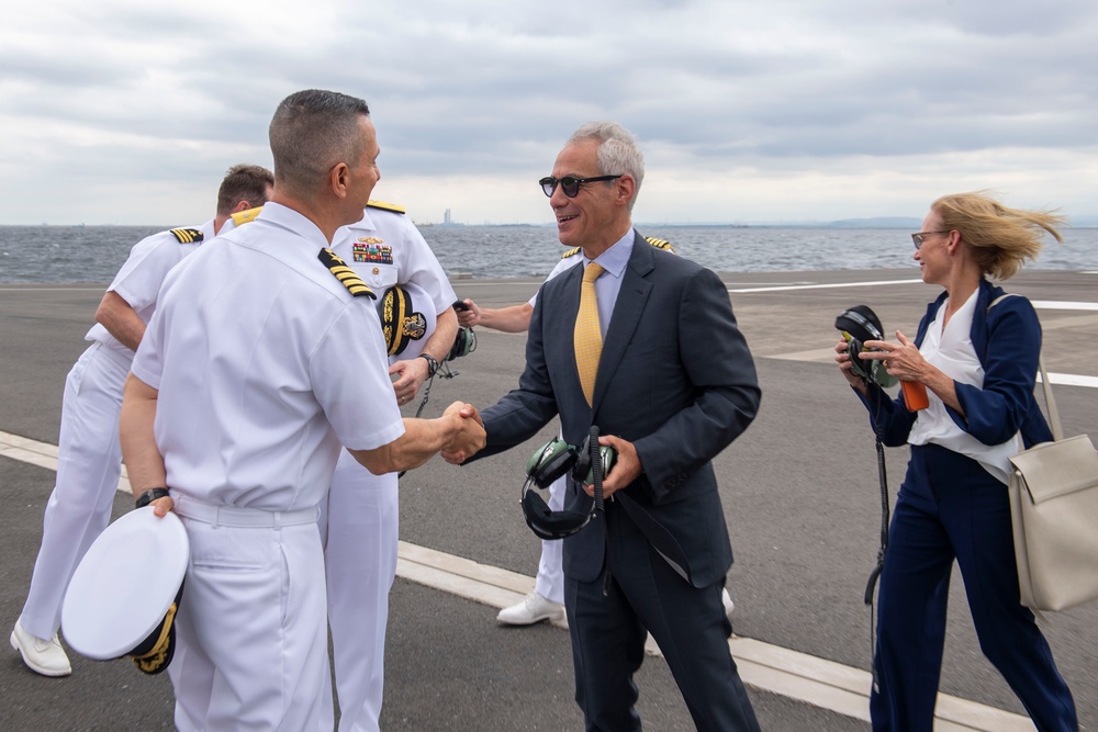 Ambassador to Japan Visits Yokosuka Primary School