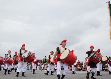 Aim High! Service Members Practice Eisa / 目標は高く！ エイサー楽しむ在沖米軍関係者