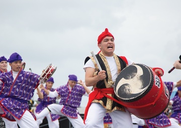 Aim High! Service Members Practice Eisa / 目標は高く！ エイサー楽しむ在沖米軍関係者