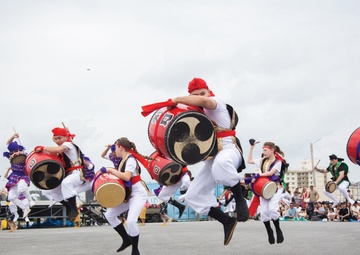 Aim High! Service Members Practice Eisa / 目標は高く！ エイサー楽しむ在沖米軍関係者