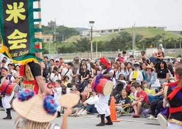 Aim High! Service Members Practice Eisa / 目標は高く！ エイサー楽しむ在沖米軍関係者