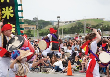 Aim High! Service Members Practice Eisa / 目標は高く！ エイサー楽しむ在沖米軍関係者