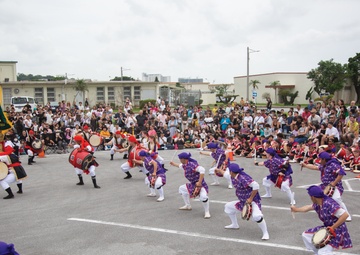 Aim High! Service Members Practice Eisa / 目標は高く！ エイサー楽しむ在沖米軍関係者