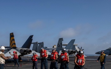 Abraham Lincoln conducts a fueling-at-sea with USNS Big Horn