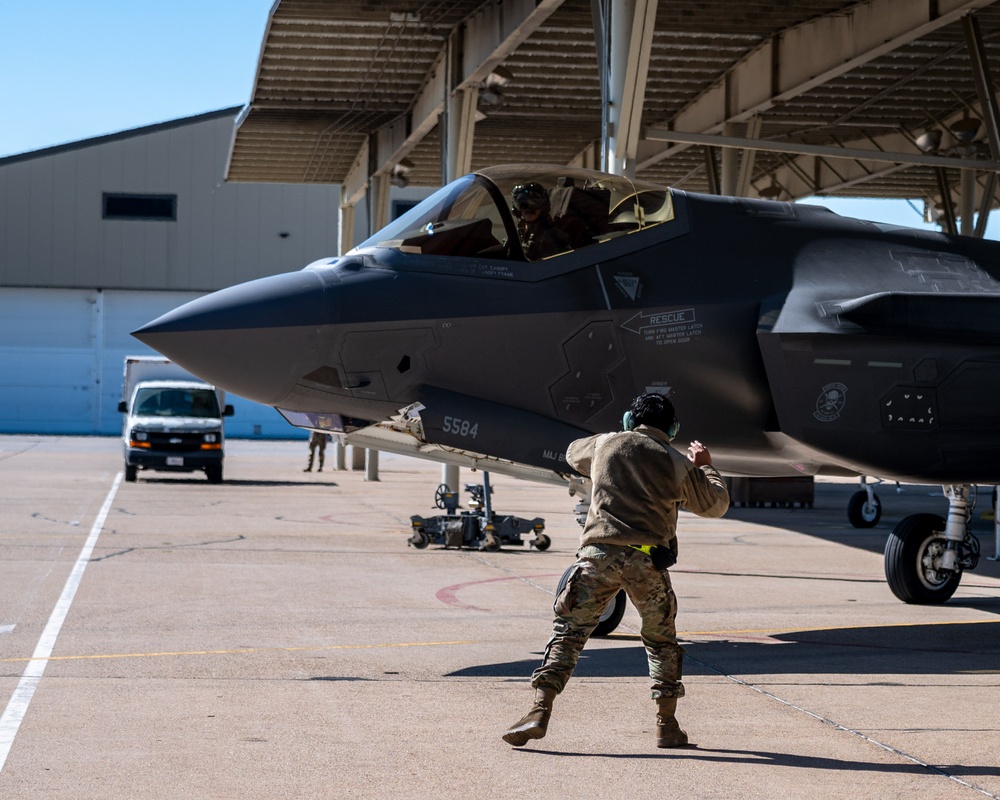 F-35s take off from Hill AFB