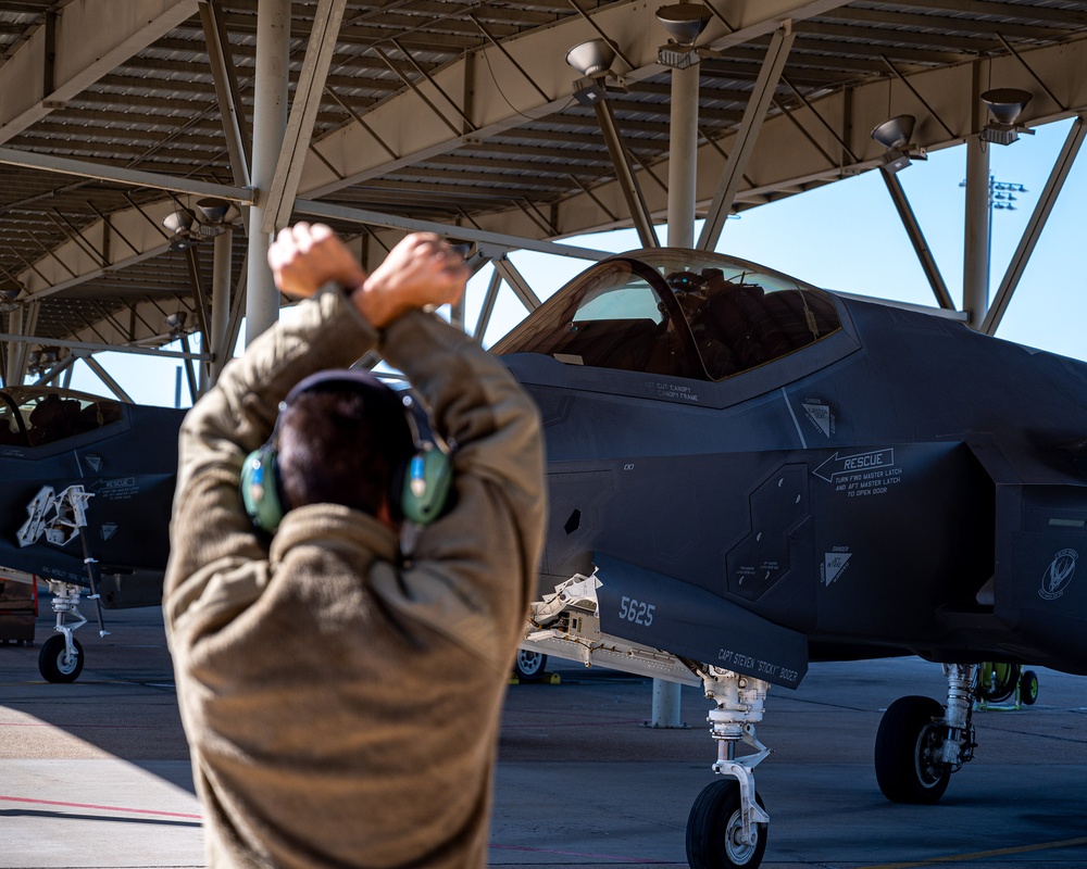 F-35s take off from Hill AFB