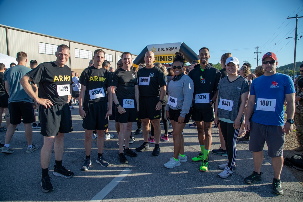 Soldiers Pose for Photo After Army Birthday Run