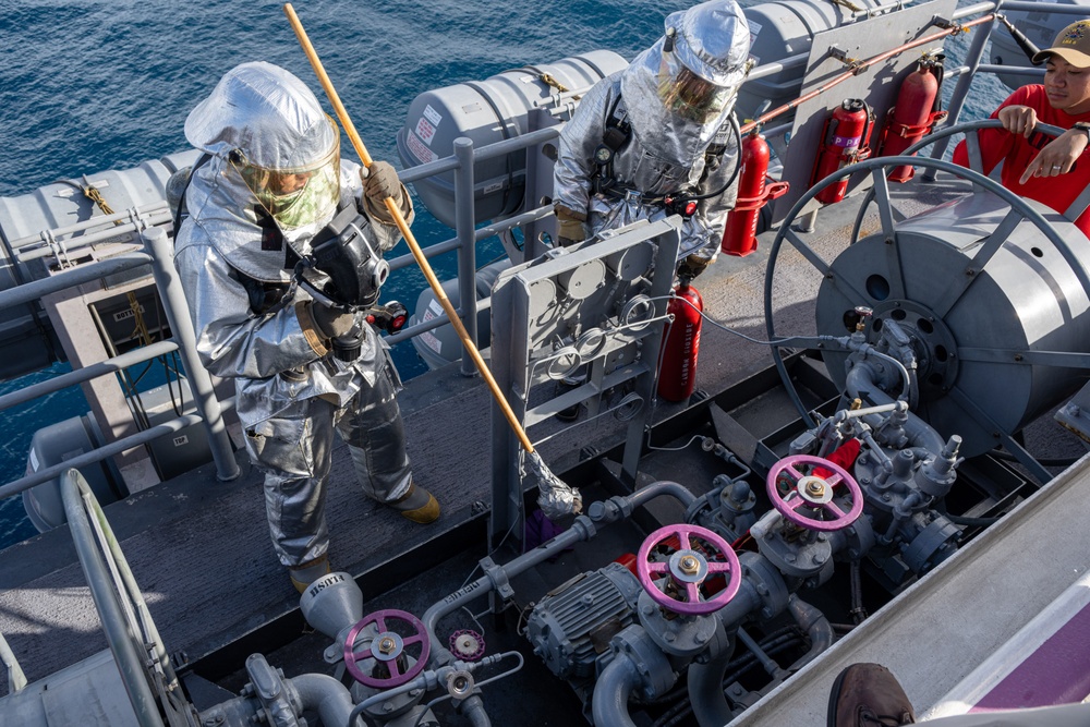 USS America (LHA 6) Conducts Flight Deck Firefighting Training