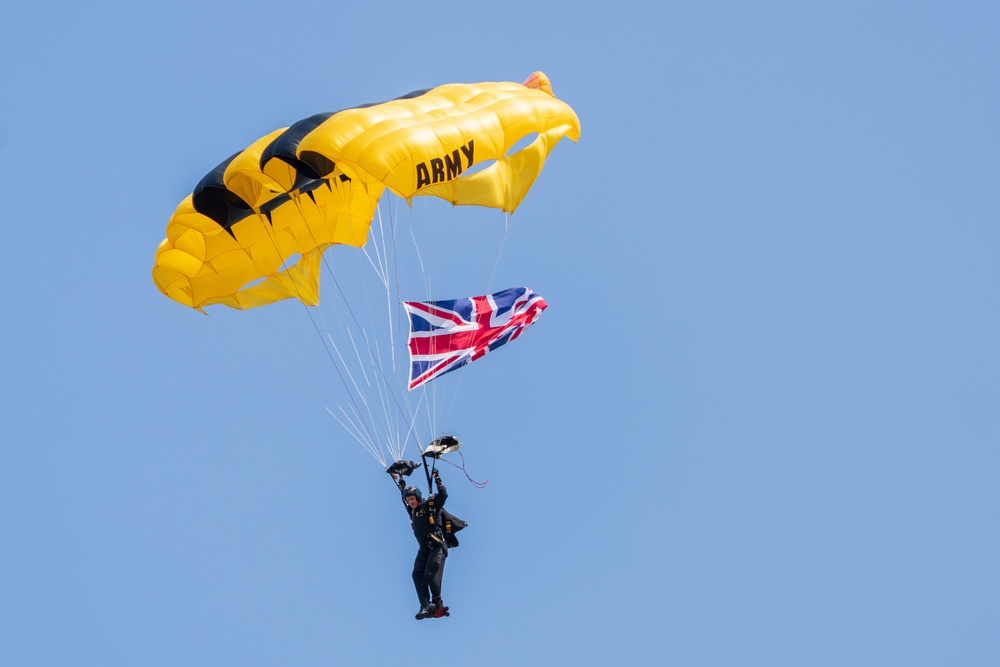 Army Golden Knights fly at Airshow London to celebrate 100 years of Royal Canadian Air Force