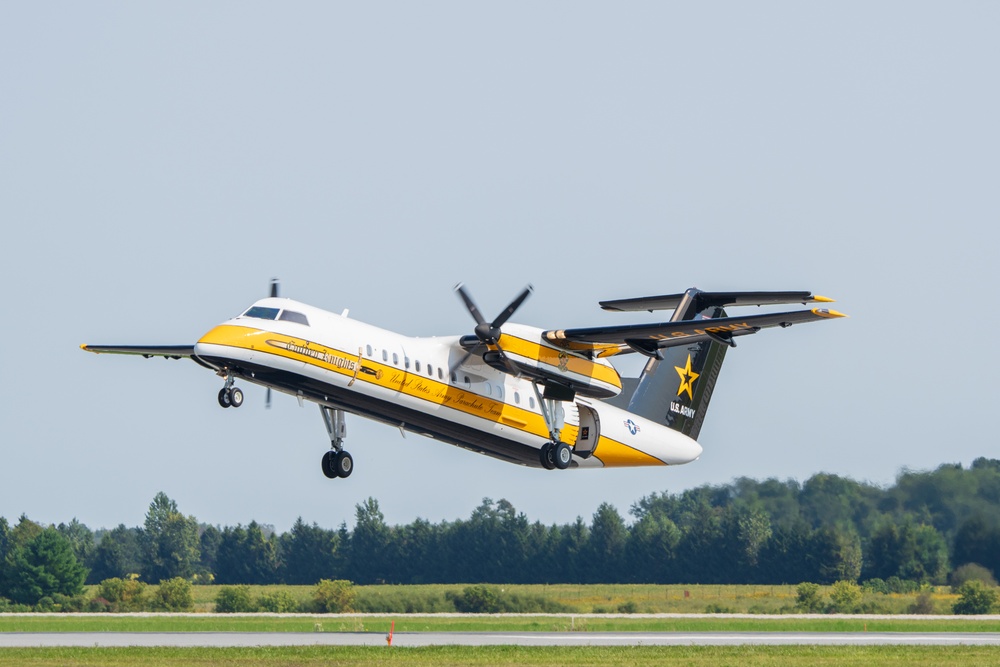 Army Golden Knights fly at Airshow London to celebrate 100 years of Royal Canadian Air Force