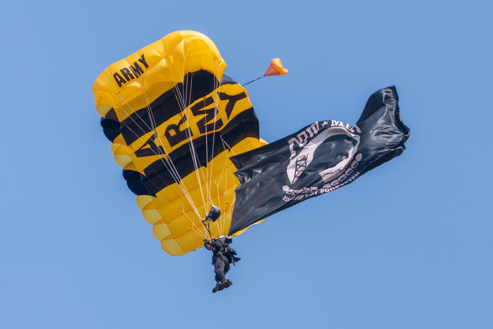 Army Golden Knights fly at Airshow London to celebrate 100 years of Royal Canadian Air Force