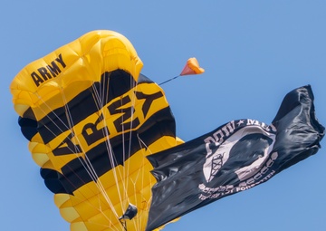 Army Golden Knights fly at Airshow London to celebrate 100 years of Royal Canadian Air Force