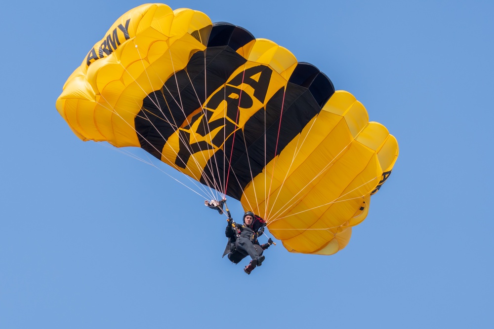 Army Golden Knights fly at Airshow London to celebrate 100 years of Royal Canadian Air Force