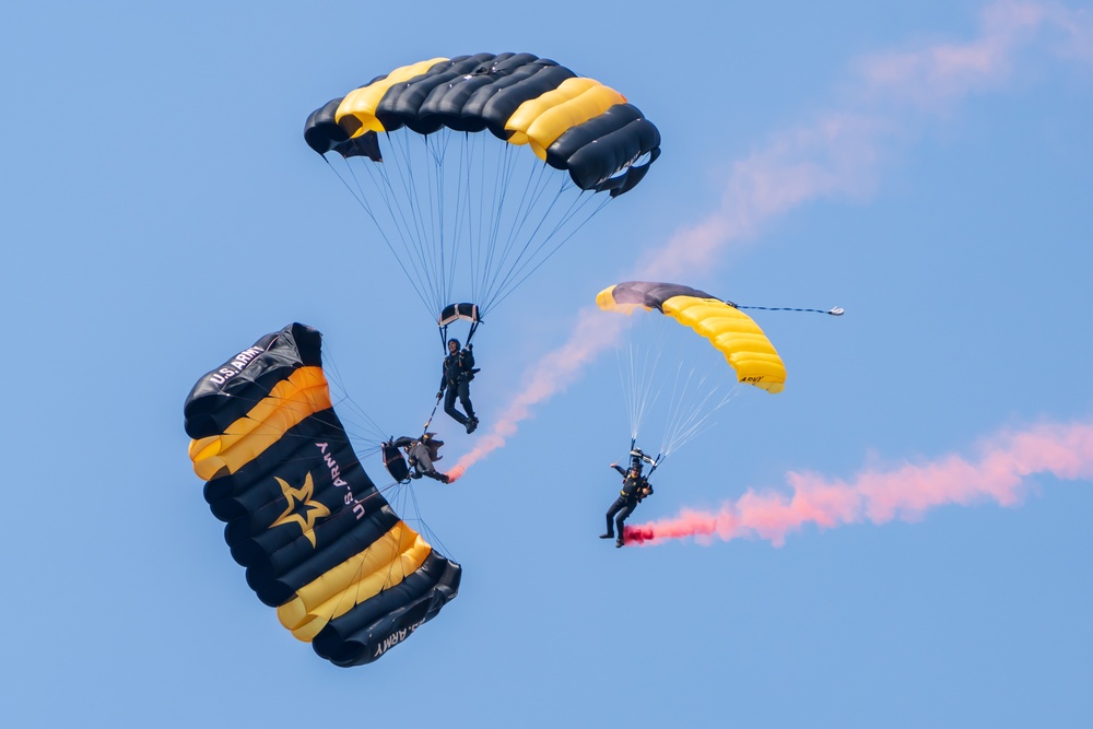 Army Golden Knights fly at Airshow London to celebrate 100 years of Royal Canadian Air Force