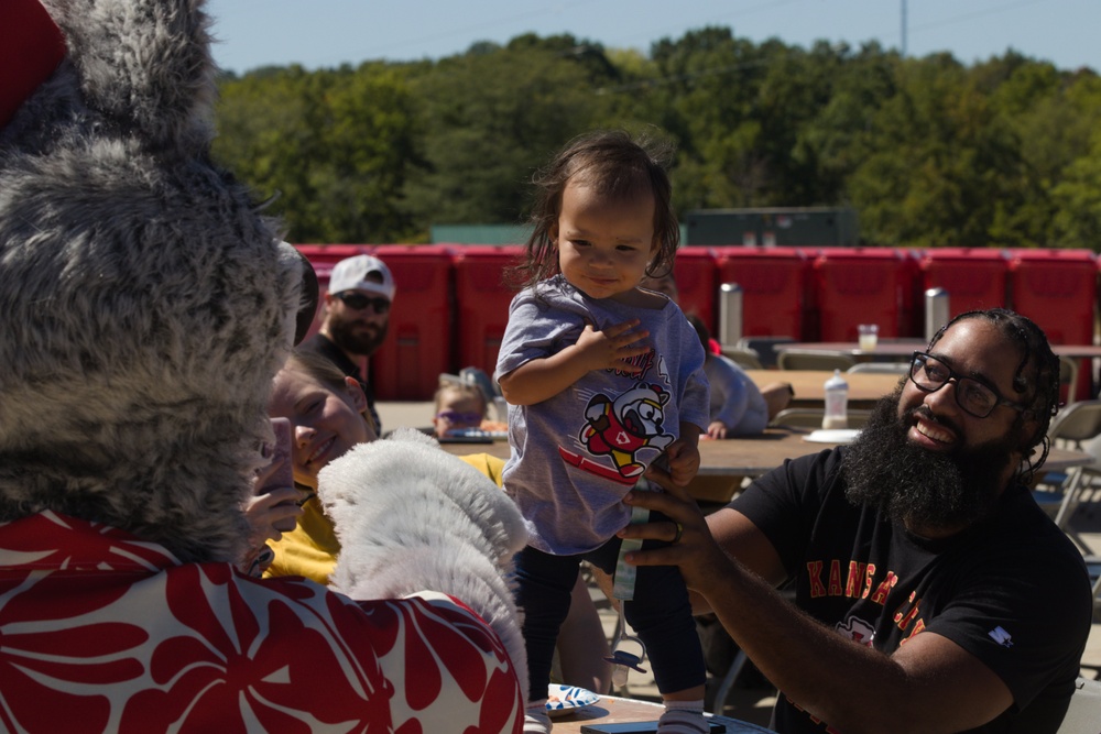 Military members and veterans honored with pizza party at Arrowhead Stadium