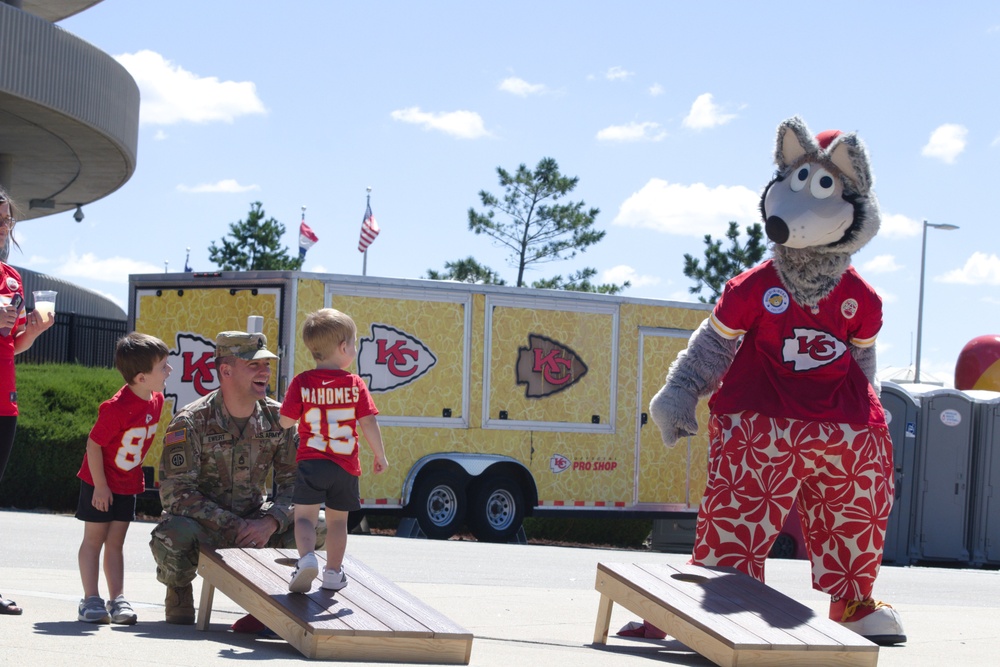 Military members and veterans honored with pizza party at Arrowhead Stadium