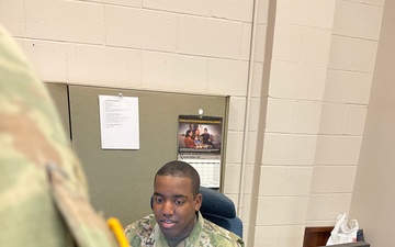 Army Reserve Human Resource Specialist helps soldier