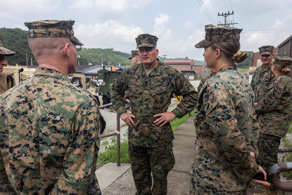 III MEF CG, SgtMaj, CMDCM Visit Choctaw Road