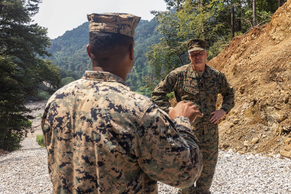 III MEF CG, SgtMaj, CMDCM Visit Choctaw Road